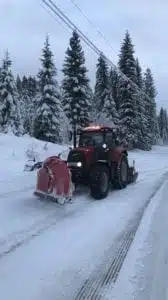 Traktor som brøyter